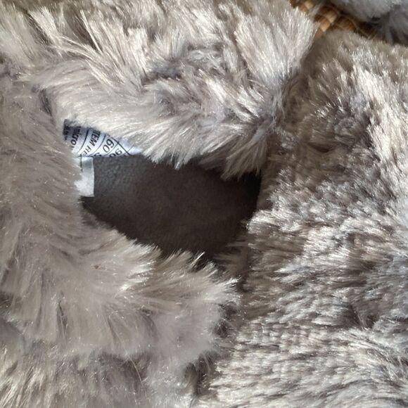 NWOT gray fluffy microwaveable heat slippers. Size 8 - Picture 3 of 3